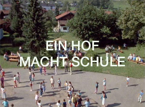 Titelbild von EIN HOF MACHT SCHULE mit einem Pausenhof und spielenden oder sitzenden Kindern