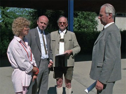 Filmszene aus - Ein Hof macht Schule - mit der Besprechung in der Grundschule Holzkirchen und Schauspieler Gerd von Haßler