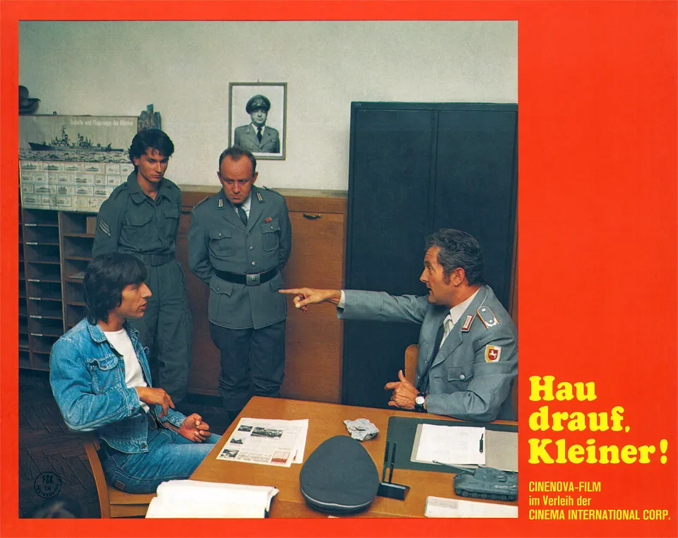 Aushangfoto zum Kinofilm - Hau drauf, Kleiner ! - von Cinenova-Film München (1974) in der Bundeswehr-Kaserne München mit Werner Enke mit Jeans-Jacke und Jeanshose als Fahnenflüchtling und Hans Fries in Uniform als Bundeswehr-Oberst