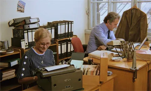 Farbfilm-Szene in der Finanzamt-Leitung mit Hans Fries (telefonierend) und Hedwig Enke am Schreitisch sitzend