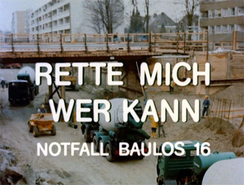 Titelbild des Kurzfilmes „RETTE MICH WER KANN - NOTFALL BAULOS 16“ mit einer unscharf aufgenommenen Lagerhalle, Lagerarbeitern und Gabelstapler, Teil 1 aus der Erste-Hilfe-Serie