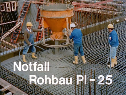 Titelbild des Kurzfilmes "Notfall Rohbau Pl-25" mit einer Baustelle und drei Bauarbeitern mit gelben Helmen auf einer Stahl-Bewehrung beim Gießen einer Stahlbetondecke mit einem Kran-Beton-Kübel, Teil 5 aus der Erste-Hilfe-Serie "Rette mich, wer kann"