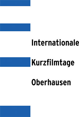 Logo mit weißem Hintergrund und links vier blaue Rechtecke, die vom unteren Rand bis zum oberen Rand an Höhe verlieren, jedoch gleich breit bleiben, und daneben vertikal zentriert ein schwarzer Schriftzug in drei Zeilen mit „Internationale Kurzfilmtage Oberhausen“