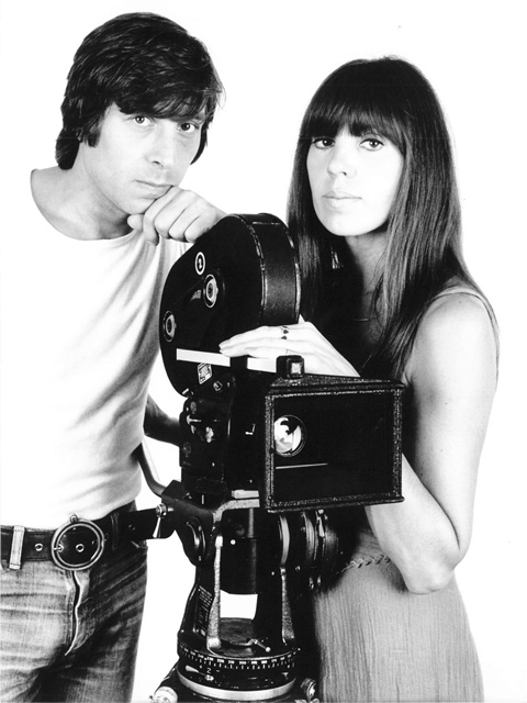 Pressefoto für den Kinofilm „Zur Sache Schätzchen“ mit Werner Enke und May Spils an einer analogen Arri-Film-Kamera stehend