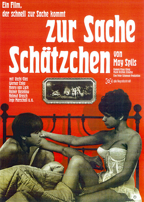 Das original rote Kino-Poster von „Zur Sache Schätzchen“ und dem Titel „Ein Film, der schnell zur Sache kommt“ mit den Schauspieler Werner Enke und Uschi Glas (in weißem Mieder) auf einem Bett sitzend und angedeutet beim „fummeln"