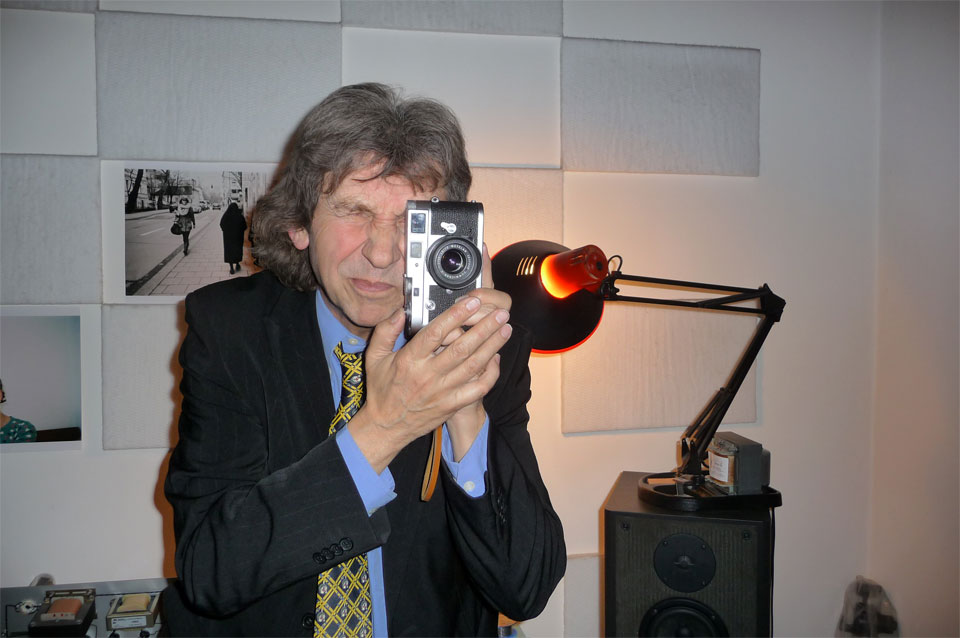 Filmfotograf Mike Gallus testet eine Leica-Kleinbild-Kamera im Fotostudio