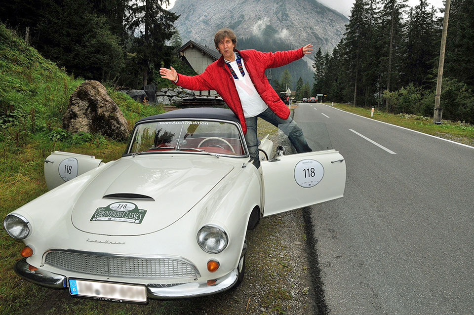 Filmfotograf Mike Gallus auf der Chronoswiss Classics Alpen-Rallye (11.-13. September 2009) in Österreich mit einem weißen Audi NSU 1000 SP