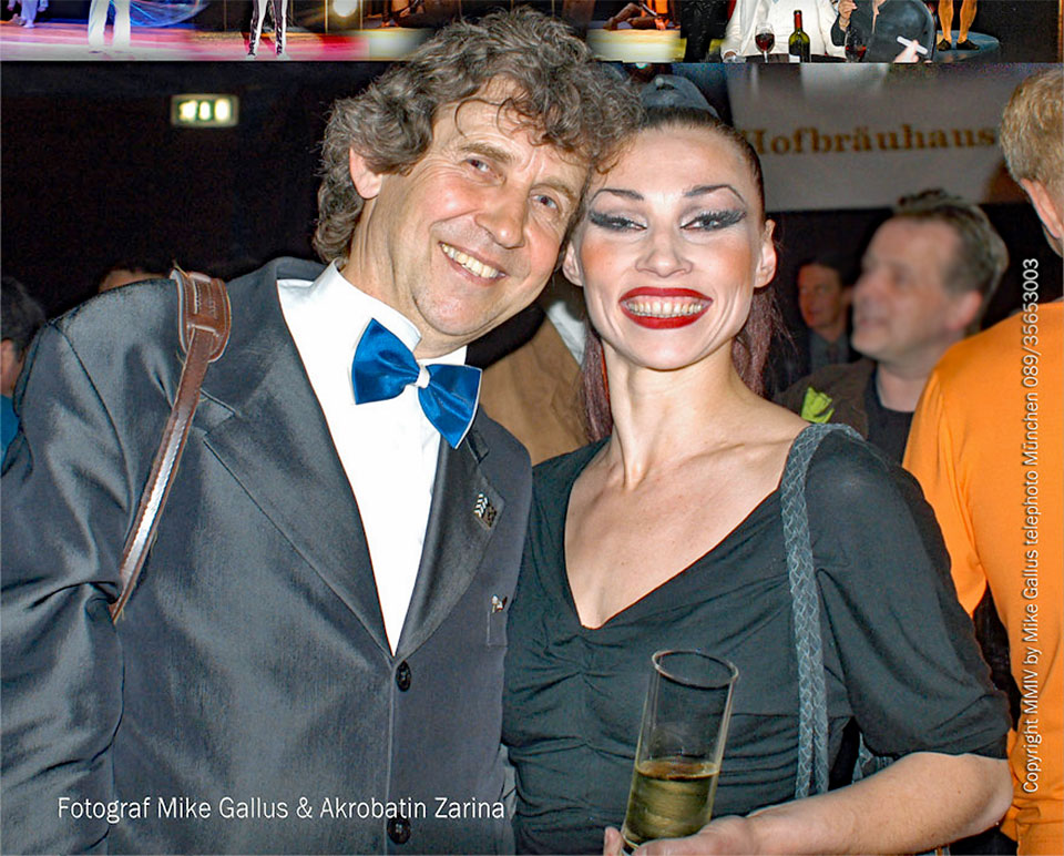 Fotograf Mike Gallus bei einer Veranstaltung des Großen Russischen Staatscircus mit Akrobatin Zarina, Assistentin des großen Magiers Hans Klok