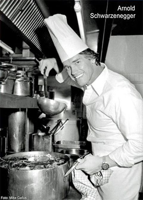 Pressefoto für die Münchner Abendzeitung (AZ) mit Arnold Schwarzenegger als Koch mit Kochmütze
