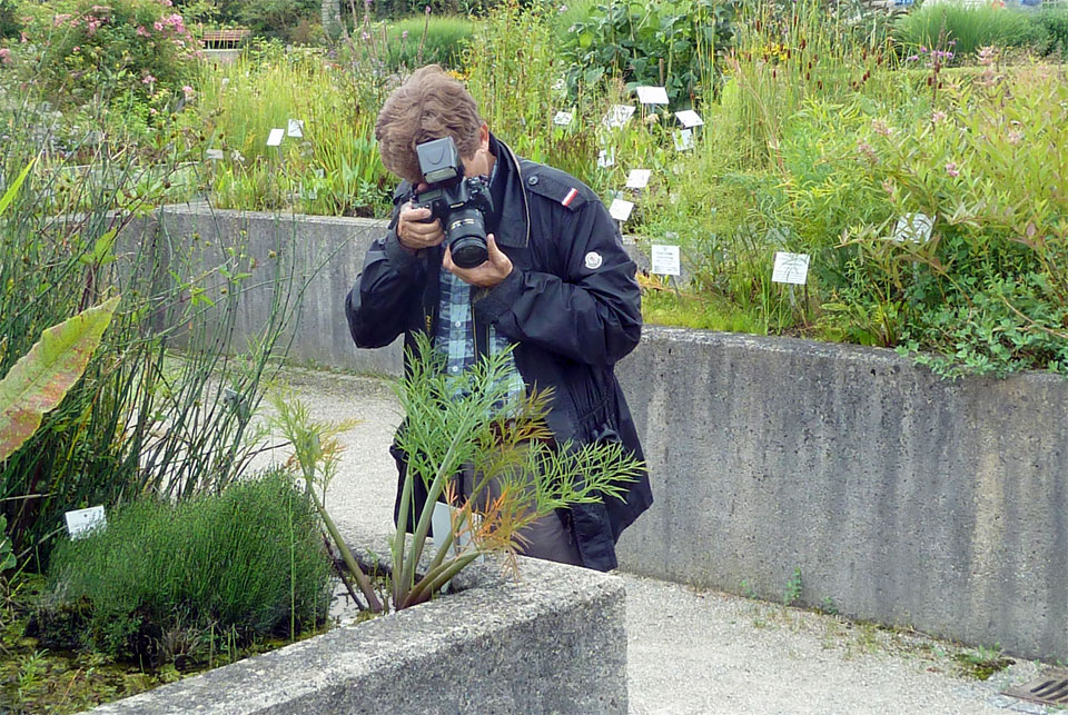 Fotograf Mike Gallus beim Fotografieren von Pflanzen im Botanischen Garten mit einer digitalen Spiegelreflex-Kamera Nikon D300