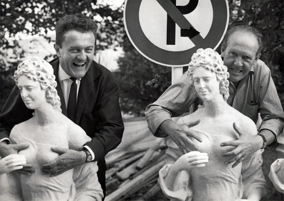 Drehspaß in Wien bei Dreharbeiten zu - Spaziergänge durch das Land der Operette - mit Fred Kraus und Hans Fries, die an zwei antiken, weiblichen Stein-Statuen jeweils von hinten ihre Hände auf die Brüste legen