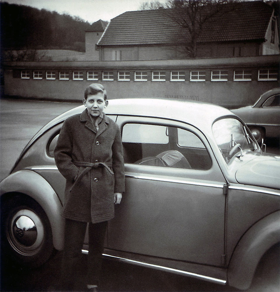 Michael Gallus als Jugendlicher vor einem VW Käfer als Hotelpage im Kurhotel Bad Hermansborn (Ostwestfalen)