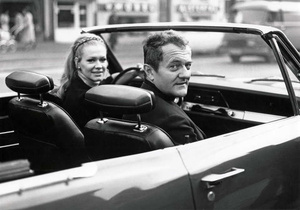 Schauspielerin Ingrid van Bergen und Hans Fries in einem Cabrio anlässlich von Dreharbeiten 1968 in München