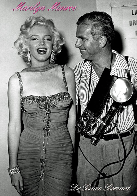 Foto von Marylin Monroe und Fotograf Dr. Bruno Bernard und einer umgehängten Rolleiflex mit Blitzlicht