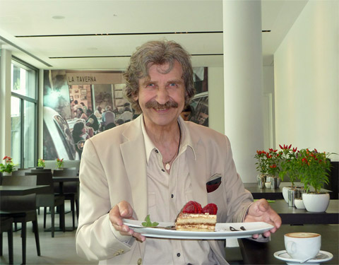 Fotograf Mike Gallus freut sich über ein Tiramisu im Ristorante von Gennaro Donato 2014 in München-Sendling