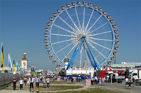 Riesenrad mittags auf dem Münchner Oktoberfest bei Traumwetter