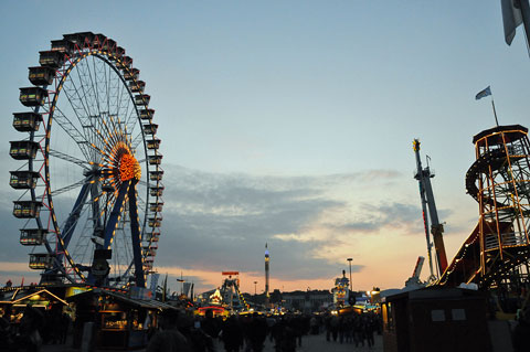 Riesenrad auf der Wiesn in der Abenddämmerung bei schönem Wetter