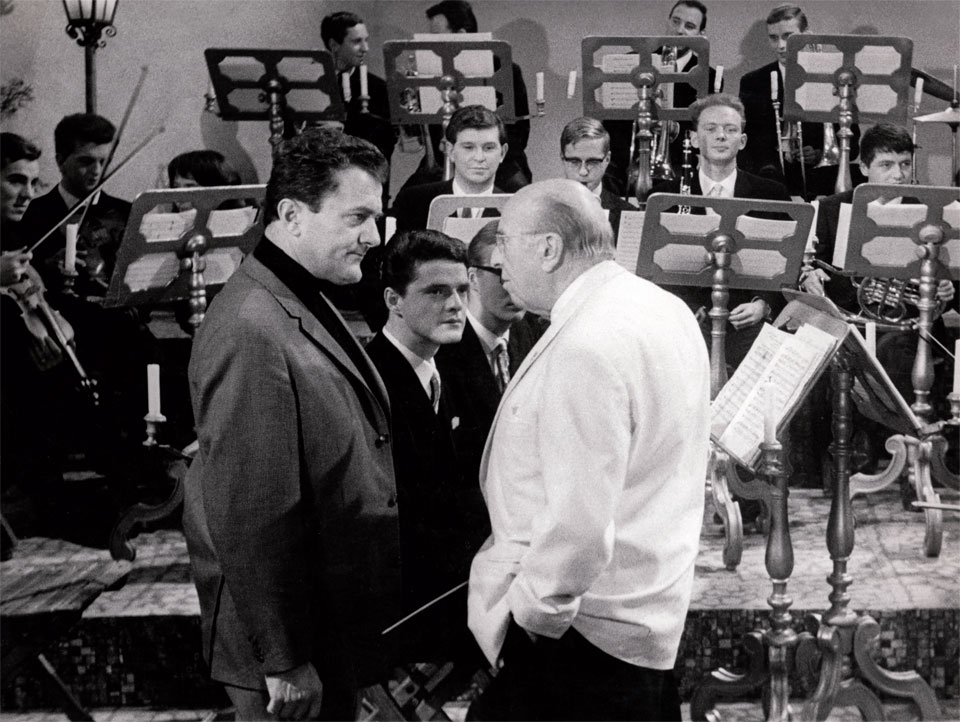 Foto zu den Dreharbeiten für "Melodien, die nie verklingen" mit Robert Stolz und Hans Fries vor dem Orchester