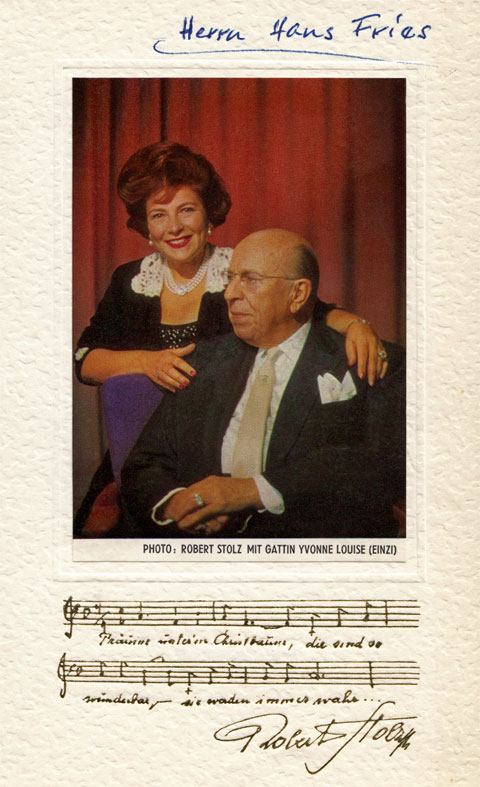 Deckblatt einer Neujahrs- und Weihnachtskarte mit Foto von Robert Stolz mit Gattin Yvonne Loise (Einzi), handgeschriebenem Adressat "Herrn Hans Fries", Unterschrift/Autogramm von Robert Stolz und Musiknoten-Ausschnitt zur Robert-Stolz-Melodie "Träume unterm Christbaum"