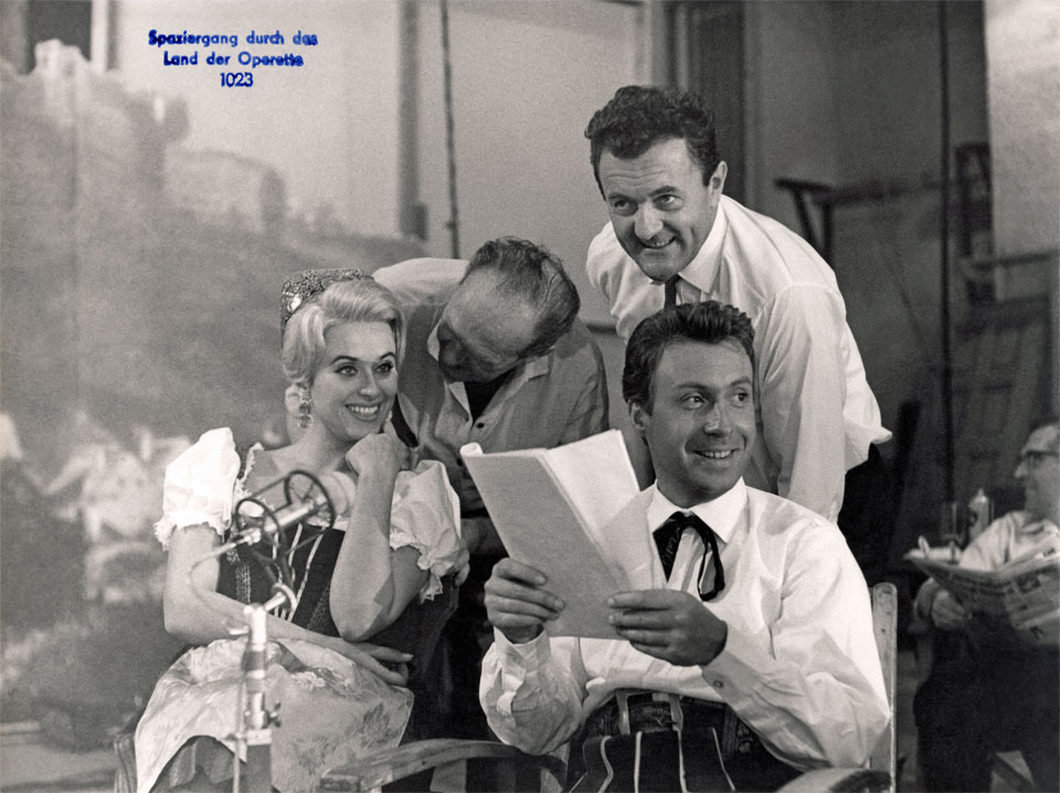 Spaziergänge durch das Land der Operette, Produktionsfoto mit Opernsängerin Ingeborg Hallstein, Regisseur Fred Kraus, Schauspieler Peter Alexander und Produktionsleiter Hans Fries