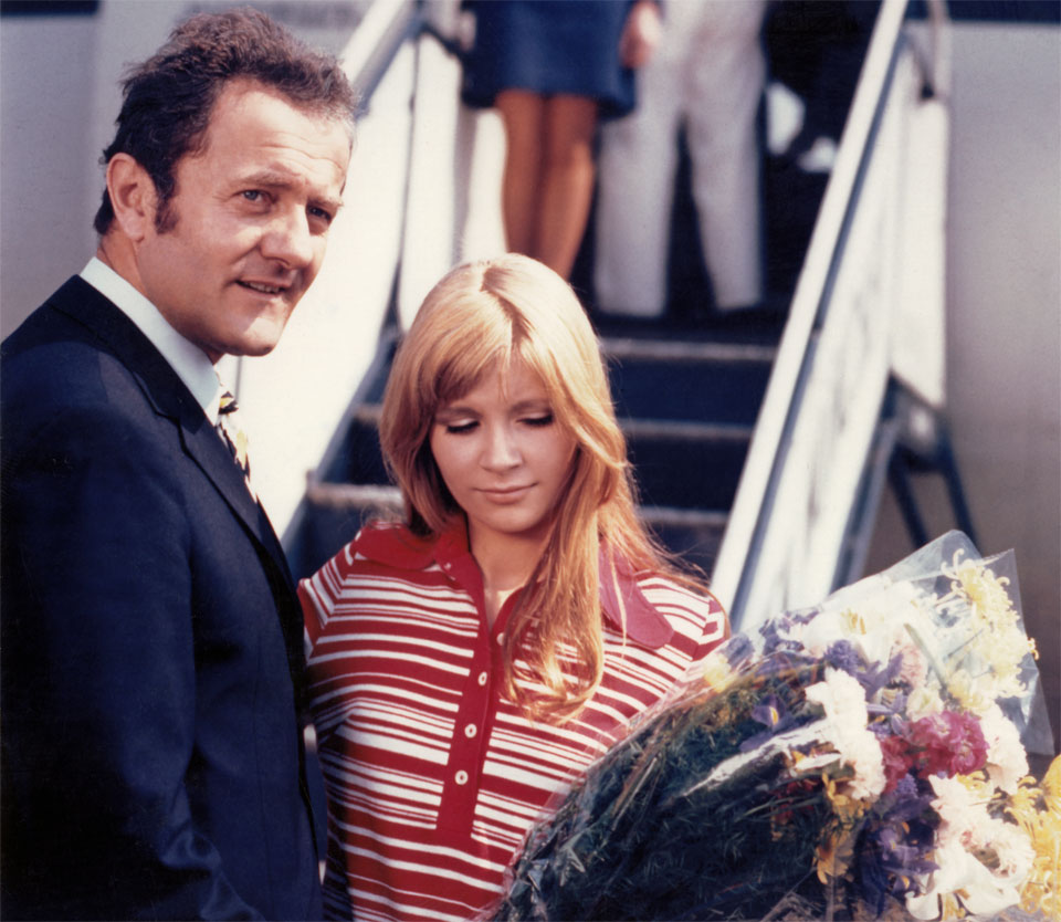 Dreharbeiten zum Spielfilm „Birdie“ 1970 mit Schauspielerin Susanne Uhlen mit einem Blumenstrauß und Produzent & Darsteller (Rolle: Chief) Hans Fries