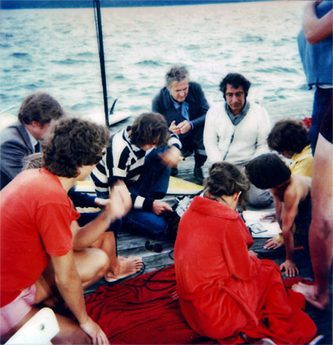 Foto vom Ton-Abhören bei den Dreharbeiten zur ZDF-Serie Wochenendgeschichten an einem Holzsteg am Starnberger See mit Gerard Vandenberg, Hans Fries u.a.