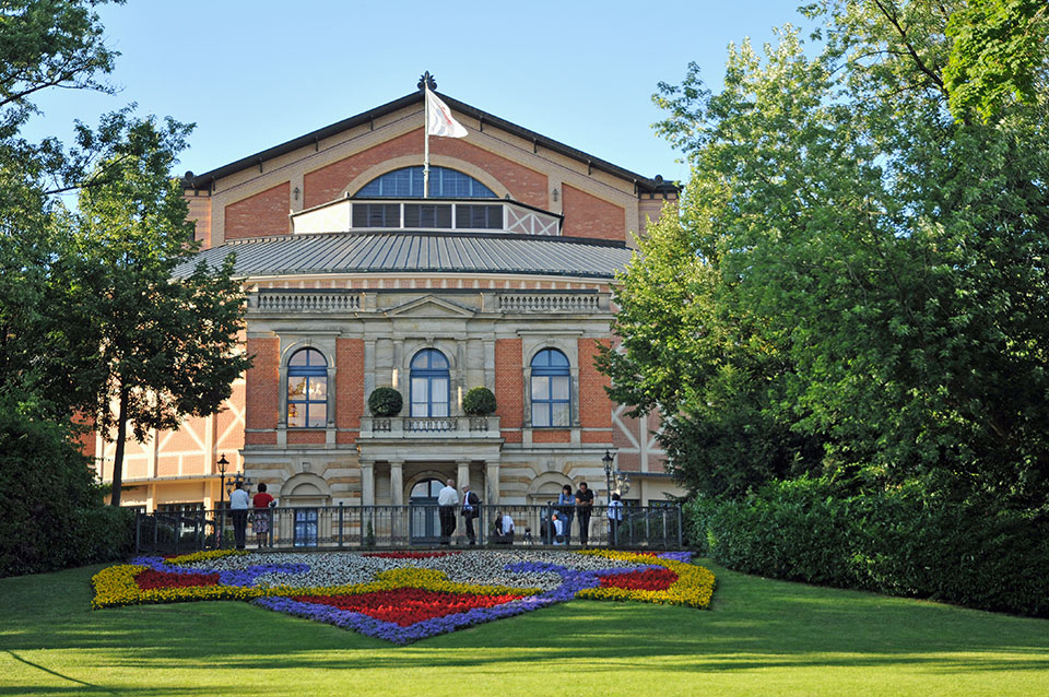 Das Bayreuther Festspielhaus auf dem Grünen Hügel mit Blumenrabatten, dem Schauplatz der Richard Wagner Festspiele