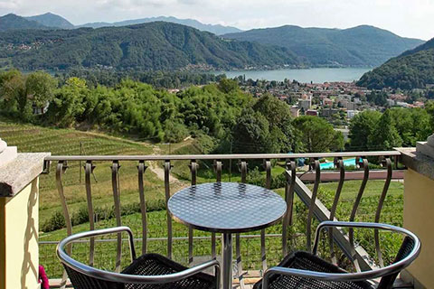 Blick vom Balkon im Hotel Paladina in Pura auf den Luganer See im Tessin