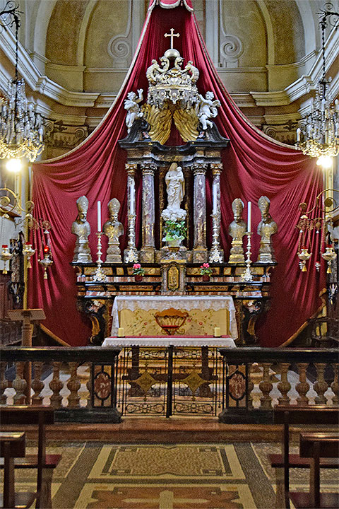 Der Hauptaltar aus Marmor der Kirche Santa Maria del Sasso in Morcote am Luganersee