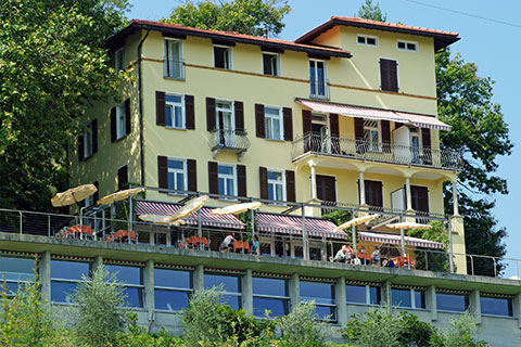 Das Hotel Paladina in Pura überhalb vom Luganer See im Tessin