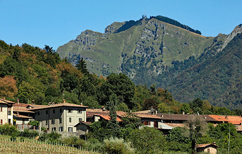 Der Monte San Giorgio vom Dorf Meride im Tessin aus fotografiert