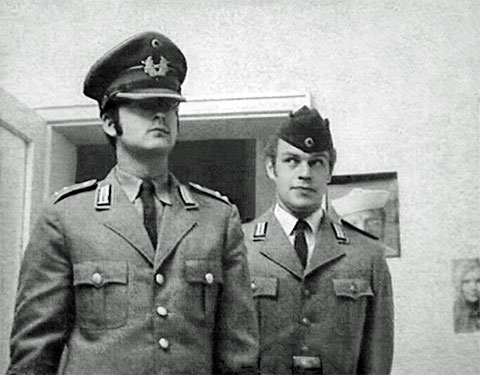 Standfoto vom HFF-Kurzfilm „Stubendurchgang“, eine Bundeswehrkomödie, mit Rupprecht Wiener als Unteroffizier vom Dienst (UvD) und einem Gefreiten vom Dienst (GvD)