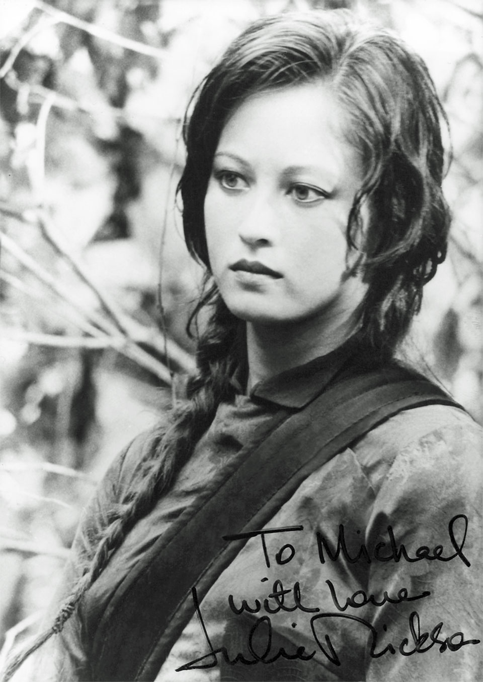 Danksagung von Schauspielerin Julia Nickson-Soul mit der Widmung "To Michael with love“ auf ihrer Autogrammkarte mit einem Szenen-Foto von ihr aus dem Actionfilm "Rambo II - Der Auftrag"