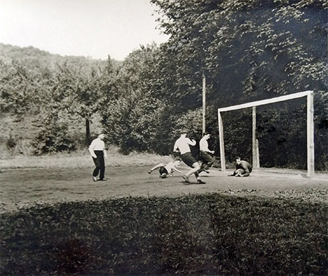 Schwarz-Weiß-Foto von Kindern beim Fußballspielen etwa um 1955