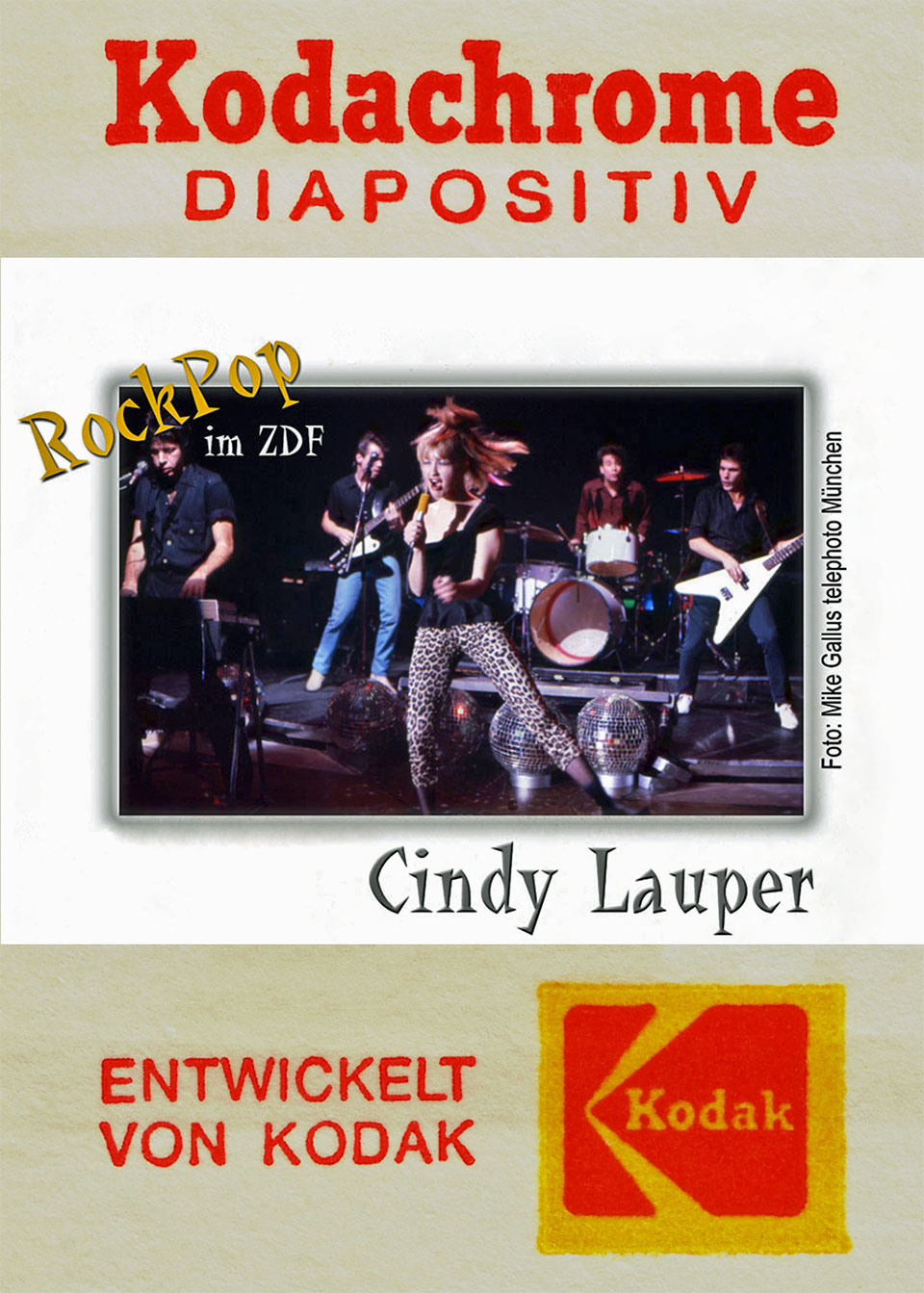 Werbefoto für die Eastman Kodak Company (kurz Kodak genannt) mit dem Auftritt von Cyndy Lauper und ihrer Band „Blue Angel“ bei Rockpop am 6.12.1989 im ZDF, über dem Foto steht „Kodakchrome Diapositiv) und unterhalb steht „Entwickelt von Kodak"