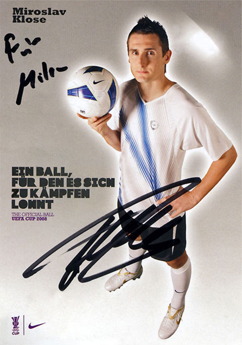 Handsignierte Autogrammkarte „Für Mike“ von Fußballspieler Miroslav Klose, auf der er in Spieler-Kleidung einen Fußball hält, mit dem Text „Ein Ball für den es sich zu kämpfen lohnt - The official ball UEFA Cup 2008"