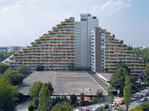 Die Ostseite vom Pharao-Haus, dessen Form einer Pyramide nachempfunden wurde, in München-Oberföhring