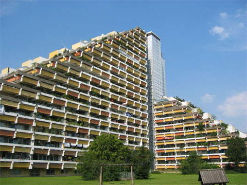 Die Südseite vom pyramidenförmigen Pharao-Haus in München-Oberföhring