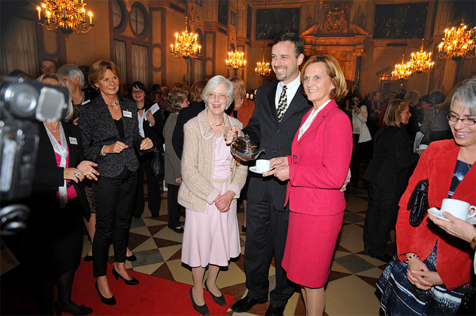 Silbertee-Ball 2012 im Kaisersaal der Residenz München mit Präsidentin Evelyn Rädler vom Deutsch-Amerikanischen Frauenclub München, mit First Lady Karin Seehofer (Ehefrau des bayerischen Ministerpräsidenten Horst Seehofer) und US-Generalkonsul William (Bill) E. Moeller