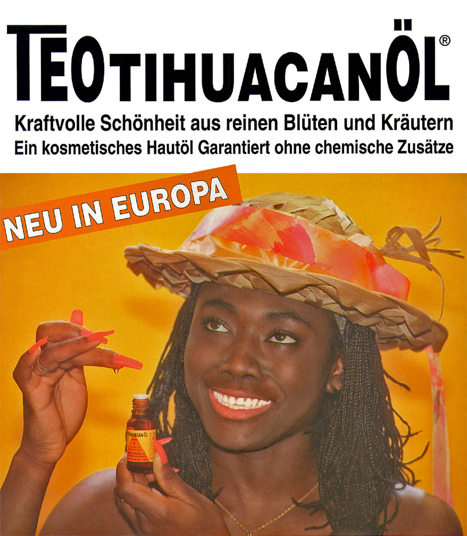 Zeitschriften-Werbefoto für Teotihuacanöl m 1990 mit folgendem Text: Kraftvolle Schönheit aus reinen Blüten und Kräutern - Ein kosmetisches Hautöl garantiert ohne chemische Zusätze - Neu in Europa, präsentiert von einer exotischen Frauen-Schönheit mit Basthut und Rasterlocken, die eine Flasche des Öls in ihren Händen mit langen hellrot lackierten Fingernägeln hält