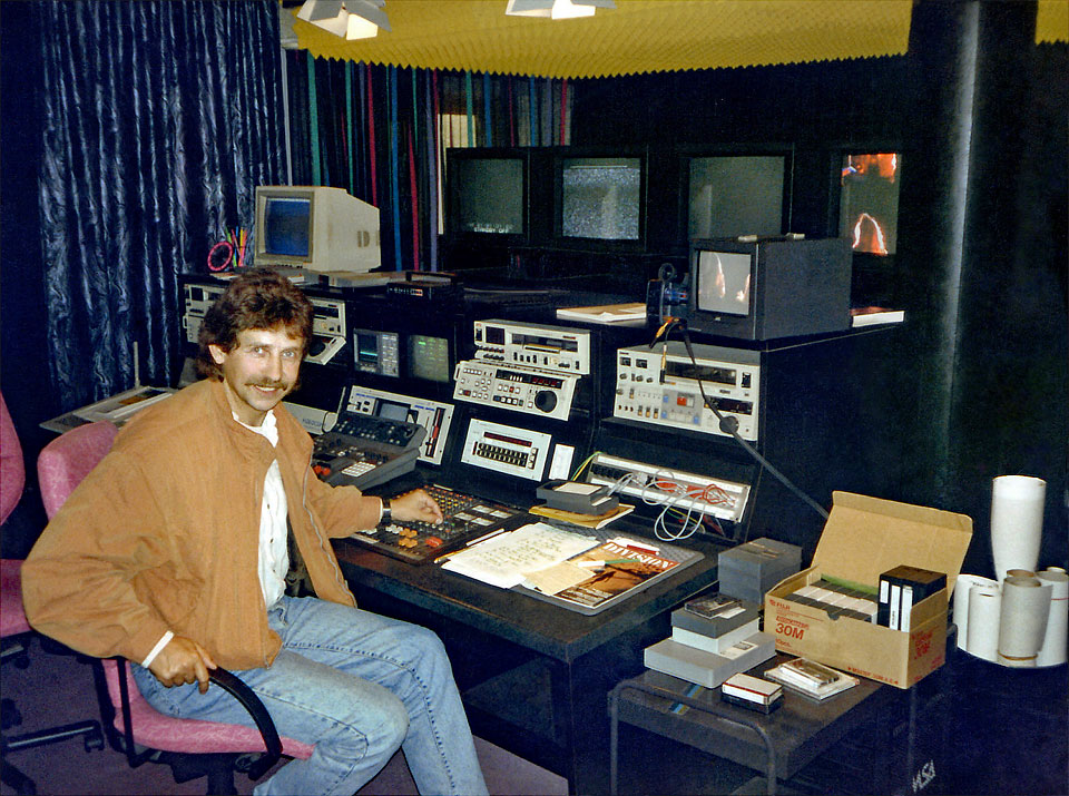 Mike Gallus im Videostudio für Schnitt und Synchron am Schnittplatz für Beta SP mit Amiga-Titel-Co-Trick-Zuspielung