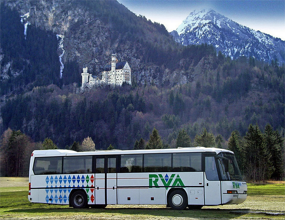 Werbefoto für den Regionalverkehr Allgäu RVA (regionales Busunternehmen) mit einem Linienbus unterhalb von Schloss Neuschwanstein auf einer Wiese stehend nahe dem Dorf Hohenschwangau bei Füssen (Gemeinde Schwangau, Landkreis Ostallgäu), überhalb die Alpen-Kette mit dem Tegelbergkopf (1567 m), rechts dahinter der Hohe Straußberg (1933 m)