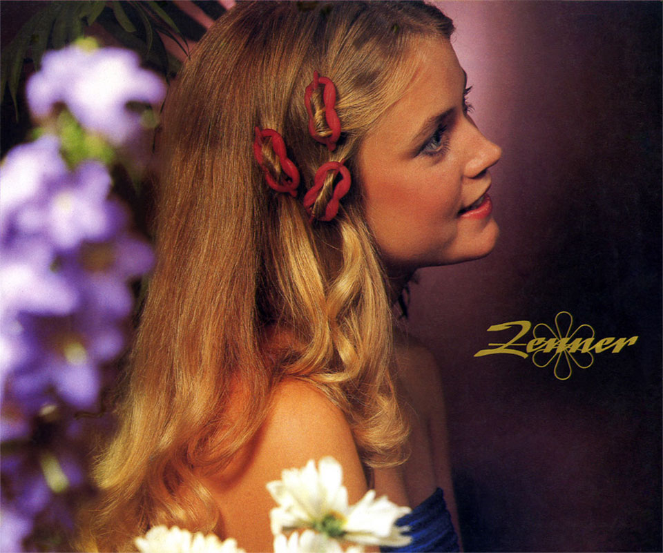 Werbefoto für Zenner Haarmode für dekorative rote Haarklammern aus dem Produktsortiment, die ein junges Mädchen mit langen dunkelblonden Haaren trägt (aufgenommen im Profil)