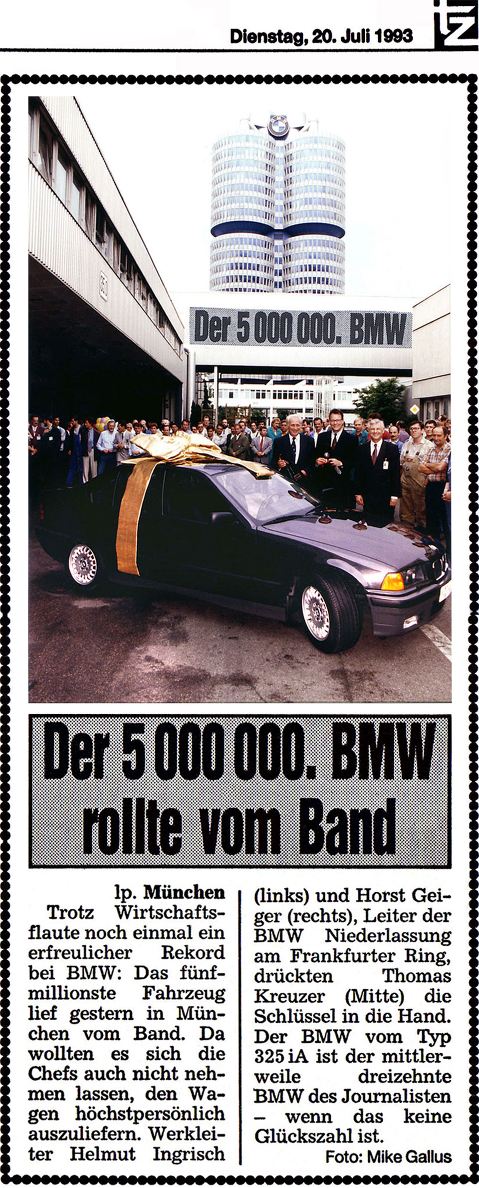 Zeitungsartikel vom 20. Juli 1993 der tz (Tageszeitung München) mit dem Titel - Der 5 millionste BMW rollte vom Band - mit einem Pressefoto der Feier anlässlich der Schlüsselübergabe des BMW 325 iA durch Helmut Ingrisch (Werkleiter München) und Horst Geiger (Leiter BMW Niederlassung am Frankfurter Ring) an den Käufer Thomas Kreuzer (Journalist) vor dem Hintergrund vom Vierzylinder-Gebäude, der auch -Turm oder -Hochhaus genannt wird, von der deutschen Hauptverwaltung der Bayerischen Motoren Werke