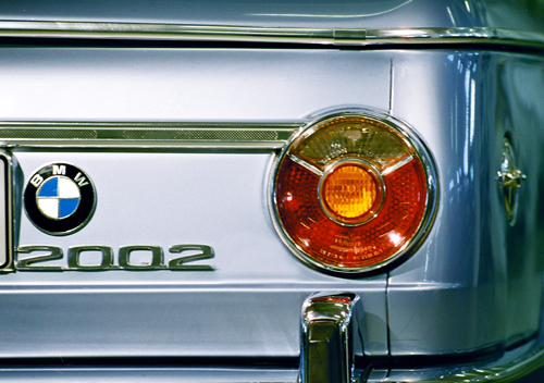 Heckansicht des BMW 2002 mit Rücklicht, Typenschild und BMW-Signet