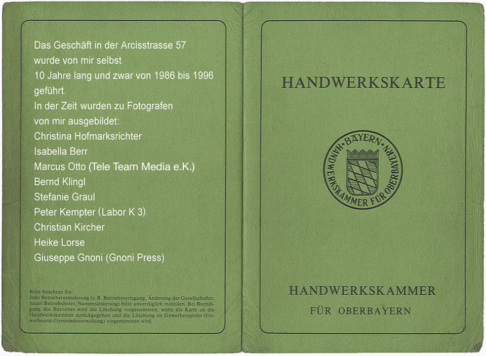 Vorder- und Rückseite der Handwerkskarte der Handwerkskammer für Oberbayern von Mike Gallus und folgenden Bemerkungen: Das Geschäft in der Arcisstraße 57 wurde von mir selbst 10 Jahre lang und zwar von 1986 bis 1996 geführt. In der Zeit wurden zu Fotografen von mir ausgebildet: Christina Hofmarksrichter, Isabella Berr, Marcus Otto (Tele Team Media e.K.), Bernd Klingl, Stefanie Graul, Peter Kempter (Labor K 3), Christina Kircher, Heike Lorse, Giuseppe Gnoni (Gnoni Press)