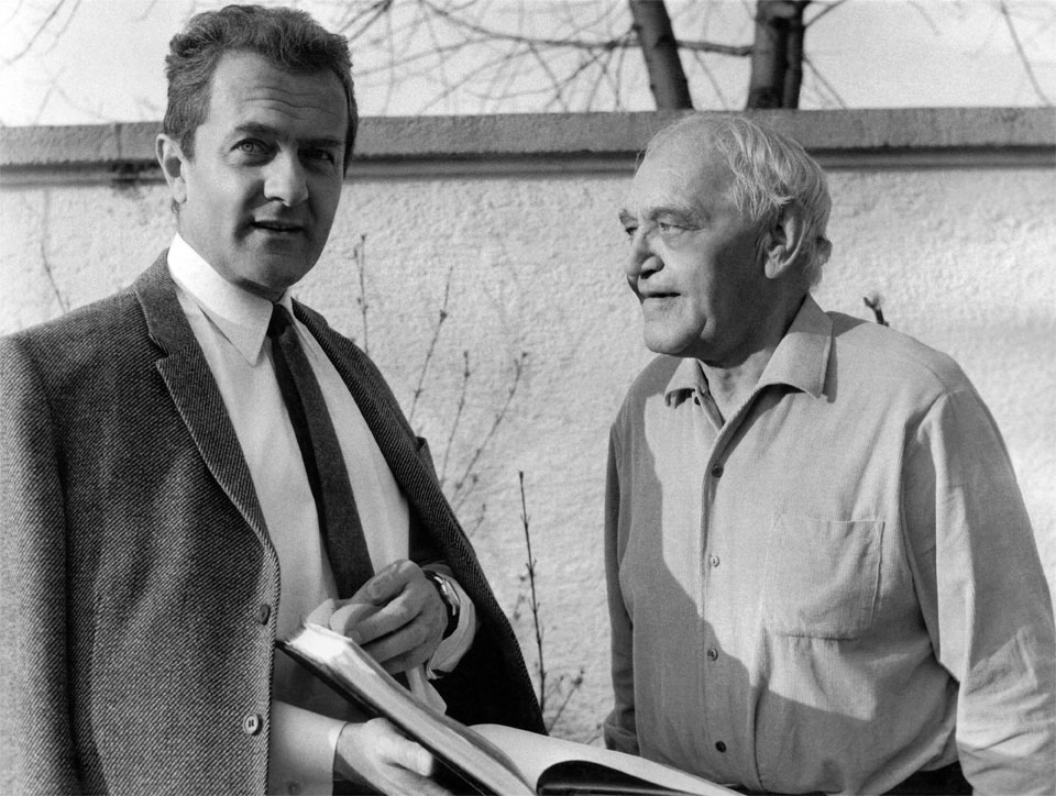Aufnahmeleiter-Legende Rudolf „Rudi“ Fichtner mit Produktionsleiter Hans Fries bei Dreharbeiten 1969 zur Folge "Auf dem Stundenplan: Mord“ von „Der Kommissar"