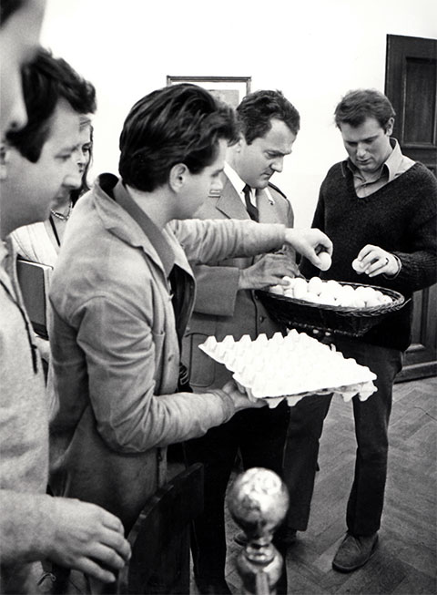 Regisseur Franz-Josef Spieker und Schauspieler Hans Fries als Major bei Dreharbeiten 1967 zum Spielfilm „Mit Eichenlaub und Feigenblatt"